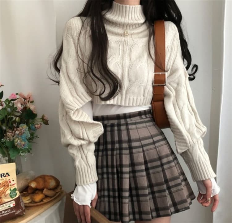 立体ケーブル編みショート丈タートルネックセーター