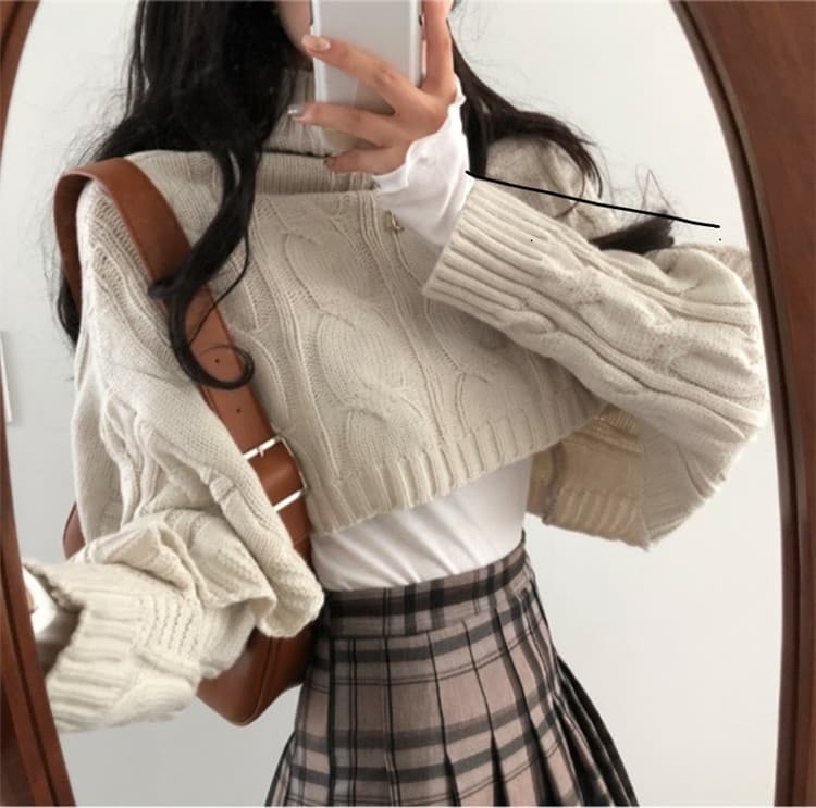 立体ケーブル編みショート丈タートルネックセーター