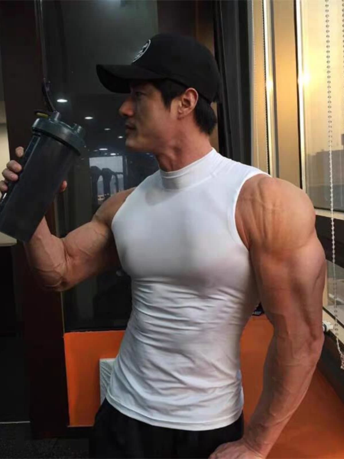 タートルネック メンズ　ノースリーブ　スポーツ 筋肉美シルエット 薄手ノースリーブトップス