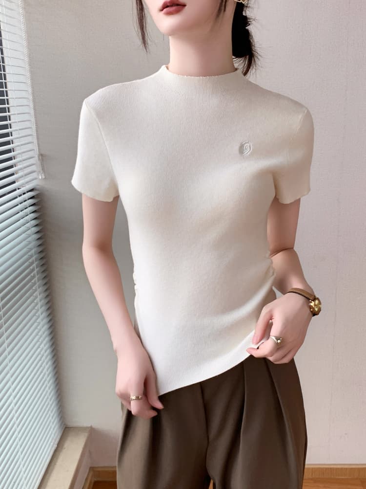 タートルネック　レディース　半袖　刺繍入り半袖ニット