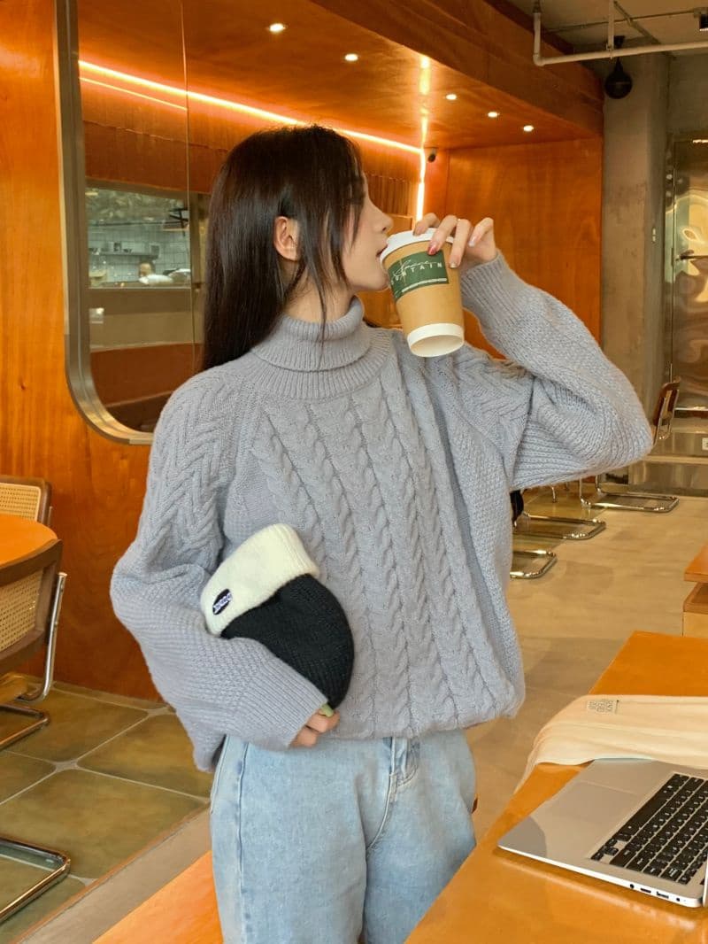 立体ケーブル編みゆったりタートルネックセーター