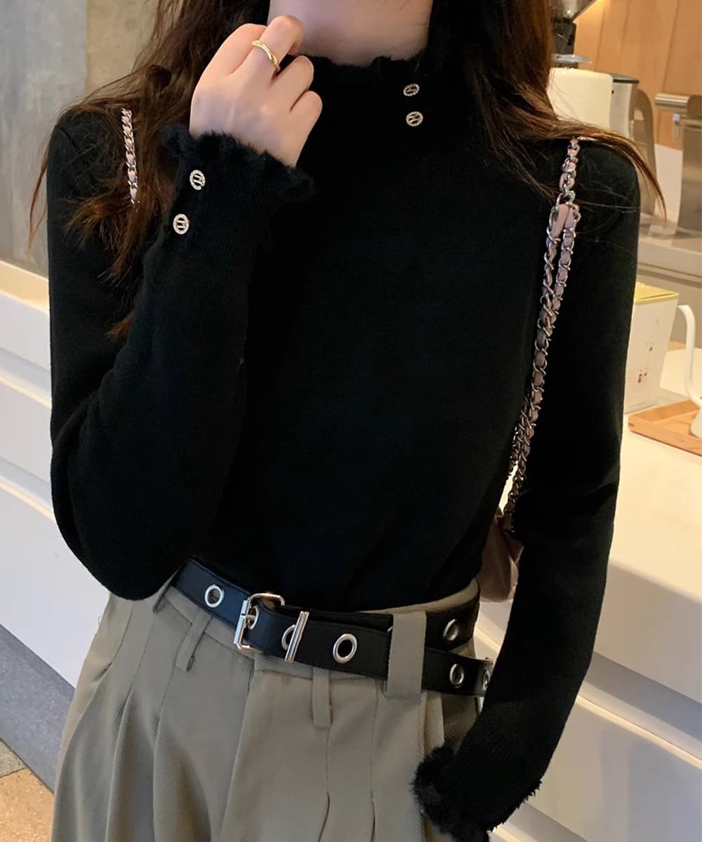 【骨格ストレート】ファー装飾ボタン付きタートルネックニットセーター