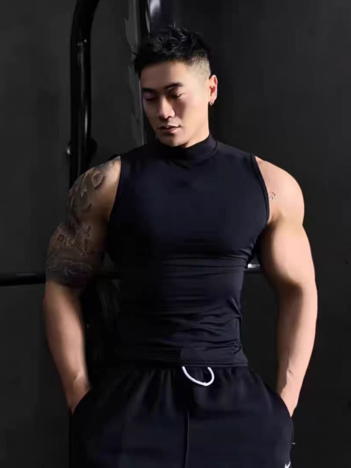 タートルネック メンズ　ノースリーブ　スポーツ 筋肉美シルエット 薄手ノースリーブトップス