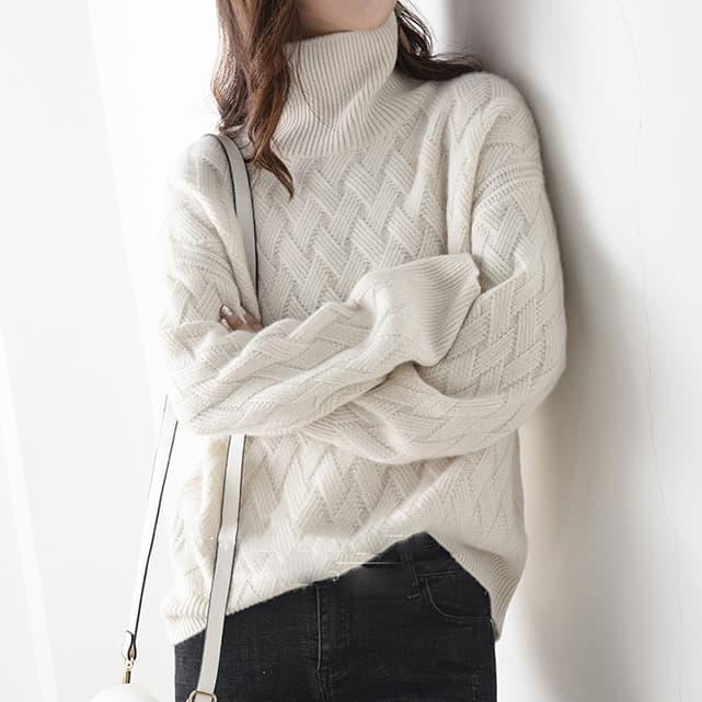 立体編み柄が上品なカシミヤタッチタートルネックニット