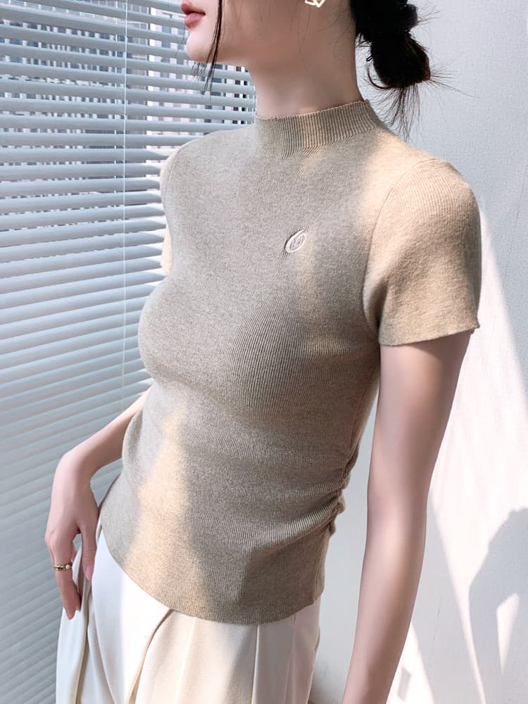 タートルネック　レディース　半袖　刺繍入り半袖ニット