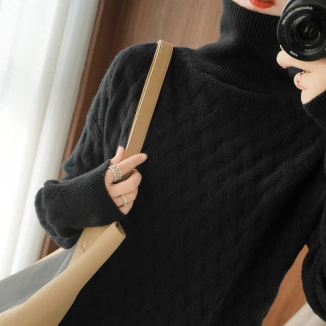 立体編み柄が上品なカシミヤタッチタートルネックニット