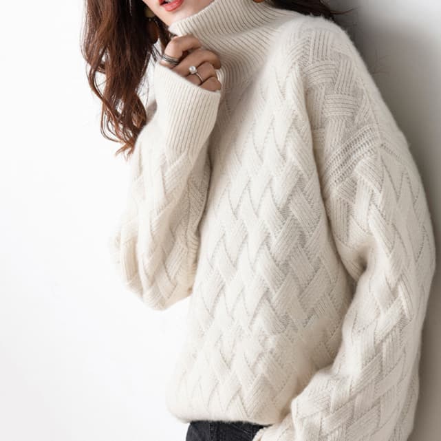 立体編み柄が上品なカシミヤタッチタートルネックニット