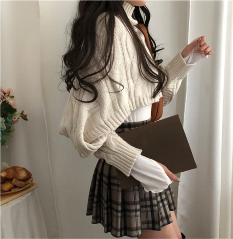 立体ケーブル編みショート丈タートルネックセーター