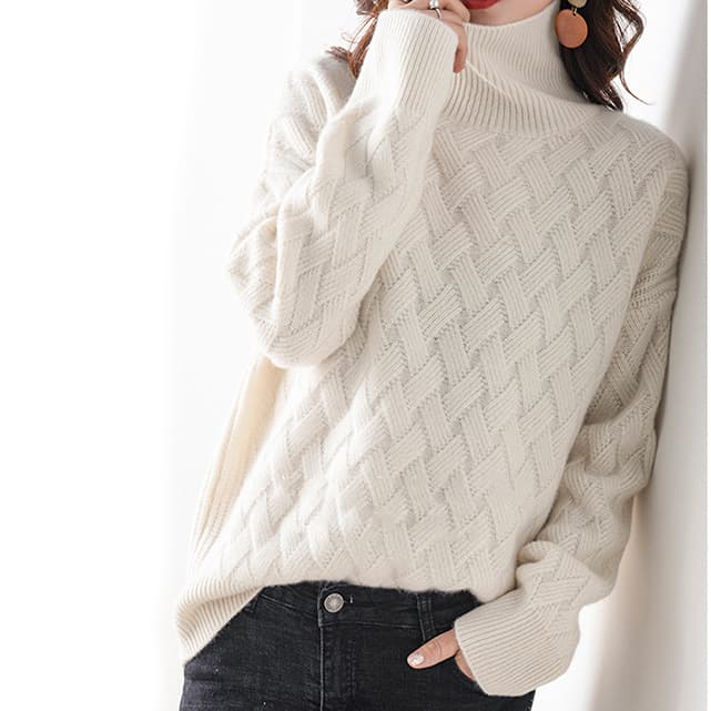 立体編み柄が上品なカシミヤタッチタートルネックニット