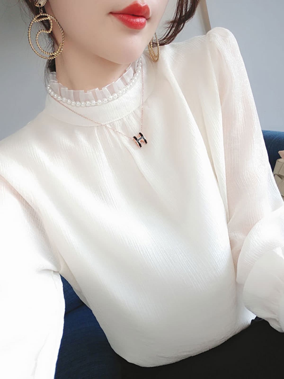 繊細レースで華やぐ首元|上品に整うフリルハイネックトップス 大きいサイズ S〜4XL