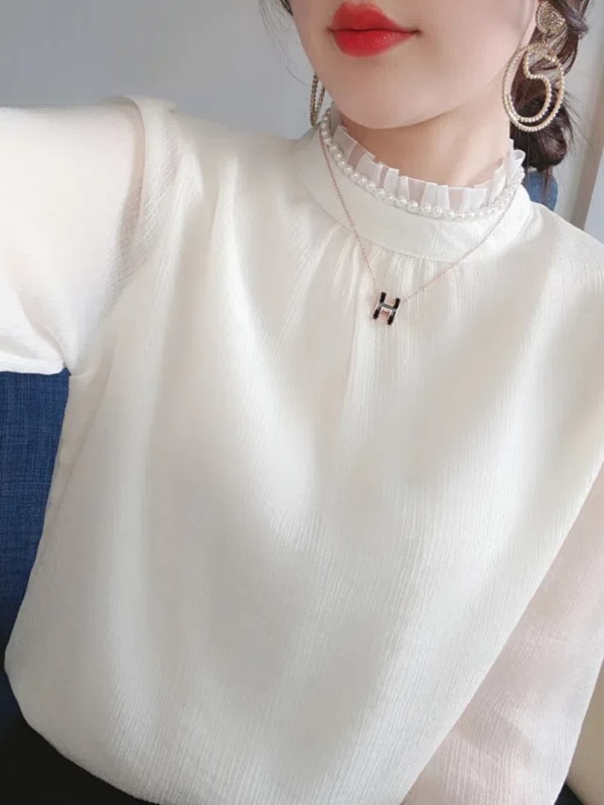 繊細レースで華やぐ首元|上品に整うフリルハイネックトップス 大きいサイズ S〜4XL